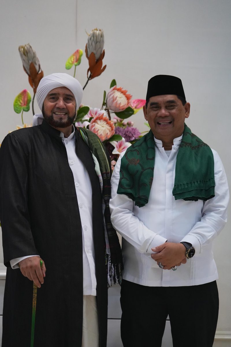 Foto bersama Habib Syech bin Abdul Qodir Assegaf dengan Bupati Barito Utara, H Shalahuddin. Foto: Istimewa