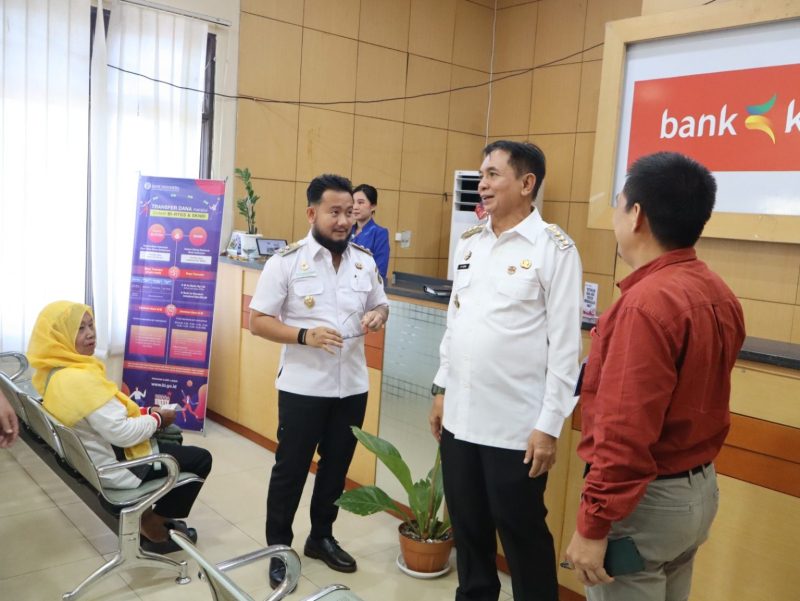 Bupati dan Wakil Bartim Kunjungi Bank Kalteng
