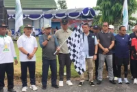 Plt. Kepala Biro Kesejahteraan Rakyat Sekretariat Daerah Provinsi Kalteng, H. Ahmad Husain saat melepas kegiatan jalan sehat yang diinisiasi oleh BKPRMI Prov. Kalteng (MMC Kalteng)