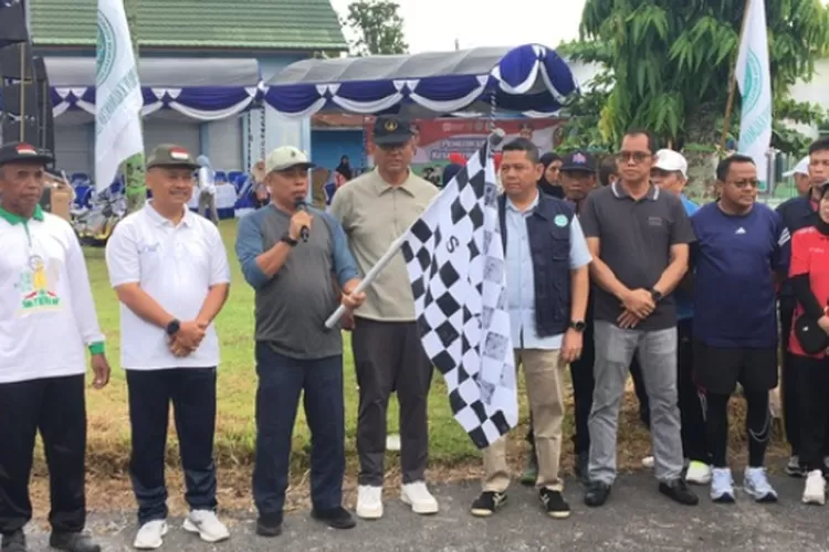 Plt. Kepala Biro Kesejahteraan Rakyat Sekretariat Daerah Provinsi Kalteng, H. Ahmad Husain saat melepas kegiatan jalan sehat yang diinisiasi oleh BKPRMI Prov. Kalteng (MMC Kalteng)