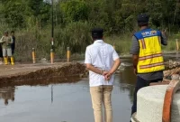 Gubernur Kalteng H. Agustiar Sabran saat turun ke lapangan meninjau kondisi sekaligus memastikan langkah percepatan penanganan ruas jalan nasional Kereng Pangi-Sampit (MMC Kalteng)