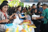 Antusias masyarakat saat mengunjungi pasar murah yang digelar Pemprov Kalteng (MMC Kalteng)