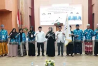 Asisten Administrasi Umum Setda Kalteng Sunarti mewakili gubenur saat melepas kafila Kalteng MQKI ke 1 tahun 2025 didampingi Plt Kepala Kanwil Kemenag Kalteng Hasan Basri beserta jajaran di Aula Kantor Kemenag Kalteng, Senin (29/9/2025) malam.(BIROADPIM KALTENG)