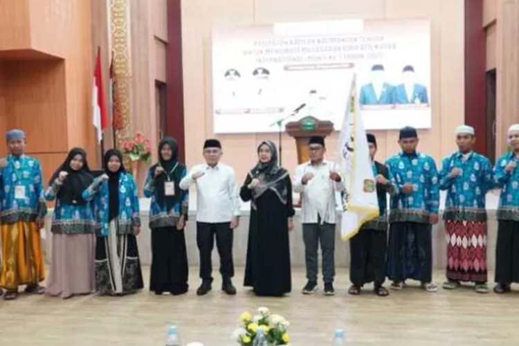 Asisten Administrasi Umum Setda Kalteng Sunarti mewakili gubenur saat melepas kafila Kalteng MQKI ke 1 tahun 2025 didampingi Plt Kepala Kanwil Kemenag Kalteng Hasan Basri beserta jajaran di Aula Kantor Kemenag Kalteng, Senin (29/9/2025) malam.(BIROADPIM KALTENG)