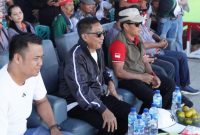 Bupati Murung Raya (Mura) Heriyus menyaksikan secara langsung pertandingan final turnamen bola voli Muara Tuhup Cup-02 yang berlangsung di lapangan voli Kelurahan Muara Tuhup, Kecamatan Laung Tuhup, Sabtu (1/11/2025).