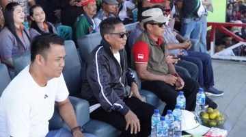 Bupati Murung Raya (Mura) Heriyus menyaksikan secara langsung pertandingan final turnamen bola voli Muara Tuhup Cup-02 yang berlangsung di lapangan voli Kelurahan Muara Tuhup, Kecamatan Laung Tuhup, Sabtu (1/11/2025).