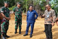Bupati Heriyus bersama Asrendam XXII/Tambun Bungai, Kolonel Inf Rudy M.S, serta Aslog Kasdam XXII/Tambun Bungai, Kolonel Czi Ajisujiwo meninjau lokasi rencana pembangunan Batalyon Infanteri Teritorial Pembangunan (Yon TP) 883/Temanggung Awam dan bangunan Makodim 1012/Murung Raya, Kamis (6/11/2025).1012/Murung Raya Segera Dimula