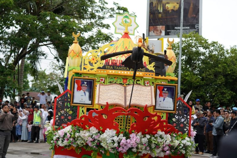 Murung Raya Meriahkan Pawai Taaruf Mobil Hias MTQH XXXIII