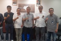 Ketua PWI Barito Utara Deni Hariadi foto bersama Kacab BRI Muara Teweh, Dwi Nur Cahyo usai audensi, Jumat(28/11/2025).Foto.Yoga