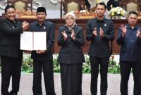 Wagub Kalteng Edy Pratowo bersama Ketua DPRD Kalteng Arton S Dohong didampingi Wakil Ketua I, Riska Agustin, Wakil Ketua II DPRD Kalteng M Ansyari, dan Wakil Ketua III DPRD Kalteng Junaidi saat penandatangan berita acara Raperda APBD Kalteng 2026 di ruangan rapati paripurna, Rabu (19/11/2025). Foto:Istimewa