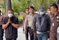 Bupati Ponorogo, Sugiri Sancoko, tiba di Gedung Merah Putih Komisi Pemberantasan Korupsi (KPK), Jakarta, setelah terjaring dalam operasi tangkap tangan (OTT) pada Jumat (7/11/2025). [Suara.com/Dea] 