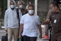 Gubernur Riau Abdul Wahid (kedua kanan) bersama Kepala Dinas Pekerjaan Umum, Penataan Ruang, Perumahan, Kawasan Permukiman dan Pertanahan (PUPRPKPP) Provinsi Riau Muhammad Arif Setiawan (tengah), serta Sekretaris Dinas PUPRPKPP Riau Ferry Yunanda (kedua kiri) saat tiba di Gedung Merah Putih KPK, Jakarta, Selasa (4/11/2025). ANTARA/Ryan Rahman. 