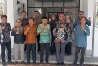 Kepala Dinas PMD Barsel, Akhmad Akmal Husaen (tengah baju batik khas Kalteng) saat berfoto bersama anggota Komisi I DPRD HSU, Jumat (7/11/1015). Foto. Alifansyah/1tulah.com