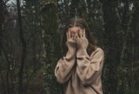 Ilustrasi seseorang di tengah hutan (Unsplash.com/Maia Habegger)