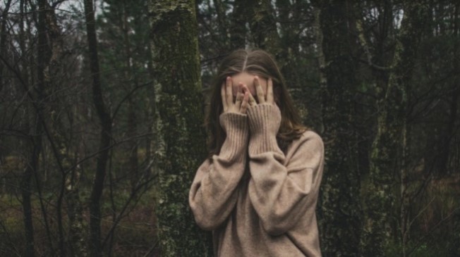 Ilustrasi seseorang di tengah hutan (Unsplash.com/Maia Habegger)