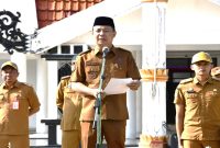 Eddy Raya Samsuri, Bupati Barsel saat membacakan pidato pada apel besar beberapa waktu lalu. Foto. Alifansyah/1tulah.com