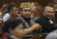 Stephanus Febyan Babaro dalam sidang pembacaan putusan uji materiil UU IKN di Gedung MK, Jakarta, Kamis (13/11/2025). MK mengabulkan sebagian permohonan uji materiil terhadap Pasal 16A ayat 1, 2, dan 3 UU IKN terkait aturan hak atas tanah (HAT) yang meliputi pemberian HGU IKN, HGB IKN, dan Hak Pakai kini yang mencapai jangka waktu 190 tahun. [Antara] 