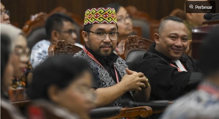 Stephanus Febyan Babaro dalam sidang pembacaan putusan uji materiil UU IKN di Gedung MK, Jakarta, Kamis (13/11/2025). MK mengabulkan sebagian permohonan uji materiil terhadap Pasal 16A ayat 1, 2, dan 3 UU IKN terkait aturan hak atas tanah (HAT) yang meliputi pemberian HGU IKN, HGB IKN, dan Hak Pakai kini yang mencapai jangka waktu 190 tahun. [Antara] 