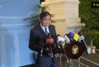 Mantan Menteri Perhubungan, Ignasius Jonan memberikan keterangan pers usai pertemuan dengan Presiden Prabowo Subianto di Istana Kepresidenan, Senin (3/11/2025) malam. [Suara.com/Novian] 