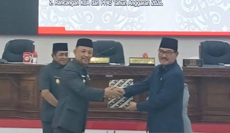 Ketua DPRD Barsel, Farid Yusran (kanan) saat menyerahkan domumen rancangan KUA PPAS tahun 2026 kepada Bupati Eddy Raya Samsuri (kiri) usai rapat Paripurna selesai, Senin (24/11/2025). Foto. Alifansyah/1tulah.com