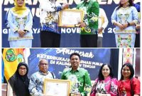 Wagub Kalteng, Edy Pratowo (kiri) saat menyerahkan piagam penghargaan PPID kategori daerah Informatif kepada Asisten II Setda Barsel, Yoga P Utomo (kanan/foto atas) & saat berfoto bersama Kepala Diskominfo SP, Markani usai menerima penghargaan pada Ajang KIP tahun 2025, di Palangka Raya, Selasa (25/11/2025) malam. Foto. Alifansyah/1tulah.com
