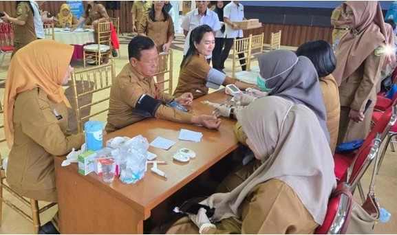 Sekretaris DPRD Provinsi Kalimantan Tengah, Pajarudinnoor saat melakukan pemeriksaan kesehatan.Foto:Istimewa