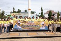 Kontingen Pesparani Barsel saat berfoto bersama Wabup Kristianto Yudha sebelum berangkat ke Kota Palangka Raya, Selasa (18/11/2025). Foto. Alifansyah/1tulah.com