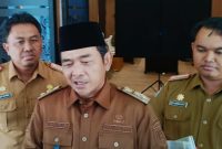 Wabup Barsel, Kristianto Yudha (tengah) saat diwawancarai beberapa waktu lalu. Foto. Alifansyah/1tulah.com