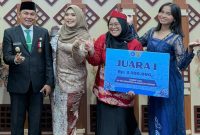 Dina Maulidah (Nomor dua dari kiri)