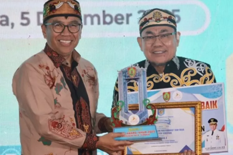 Plt. Sekretaris Daerah Provinsi Kalteng Leonard S. Ampung saat menyerahkan Piagam Penghargaan kepada pemenang SIDARA Award Tahun 2025 (MMC Kalteng)