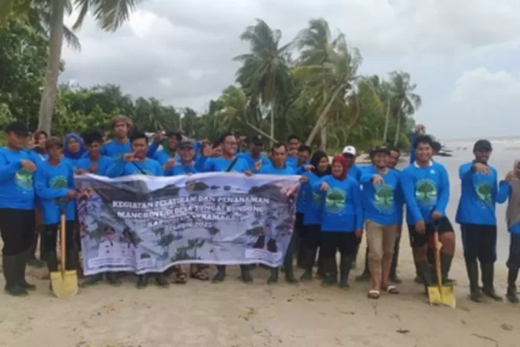 Warga Desa Sungai Bundung Sukamara melakukan penanaman mangrove setelah mengikuti pelatihan (MMC Kalteng)