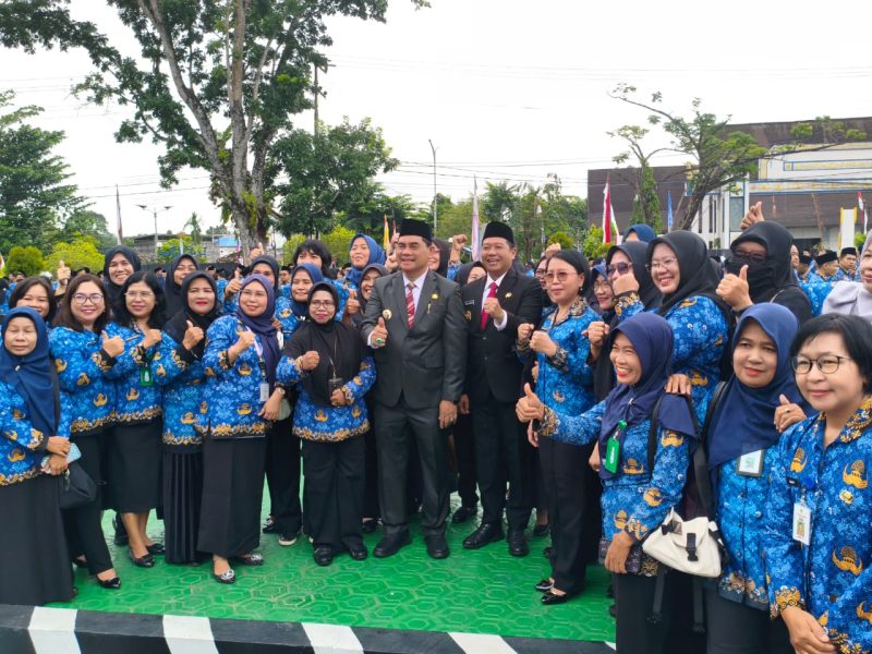 Bupati Barito Utara H Shalahuddin dan Wakil Bupati Felix Sonadie Y Tingan foto bersama ASN dan PPPK pada peringatan HUT Ke-54 Korpri, Senin, 1 Desember 2025. Foto: Istimewa