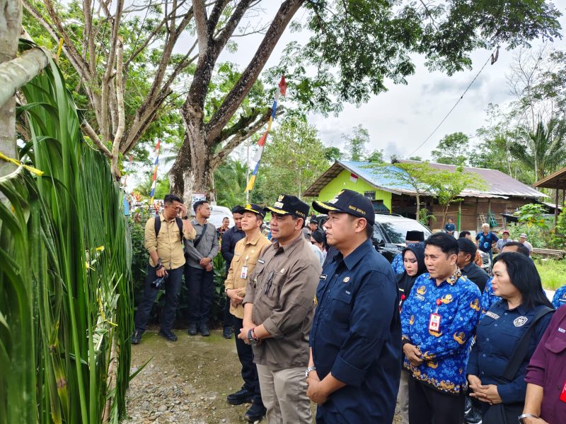 Bupati Barut H Shalahuddin dan Wakil Bupati Felix Sonadie Y Tingan serta Sekda Muhlis melakukan potong pantan sebelum memasuki Kantor Kecamatan Gunung Purei, Senin, 1 Desember 2025. Foto: H Deni Hariadi/1tulah.com