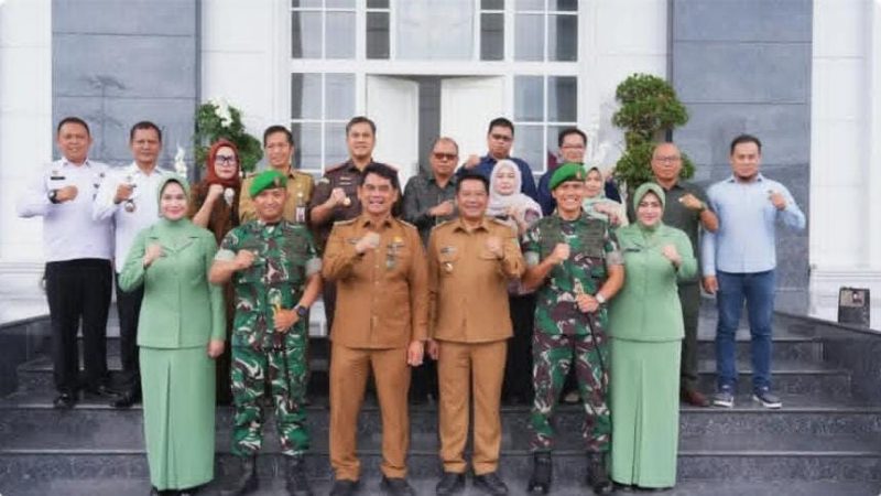 Bupati Barito Utara, H Shalahuddin dan Wakil Bupati Felix Sonadie Y Tingan berfoto bersama Dandim 1013/Muara Teweh baru juga lama. Foto: dok. Haspi/Diskominfosandi Barut