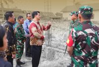 Bupati Barito Utara (Barut), Kalteng, H Shalahuddin mendampingi langsung Panglima Kodam (Pangdam) XII/Tanjungpura Mayjen TNI Jamalulael melakukan peninjauan pembangunan Koperasi Merah Putih di Desa Trahean, Teweh Selatan, Kamis, Desember 2025. Foto: dok. Diskominfosandi Barut