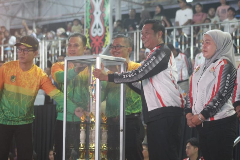 Wakil Bupati Barito Utara, Felix Sonadie Y Tingan dan Ketua KONI Hj Henny Rosgiati Rusli saat membuka Porkab Barut di Tiara Batara, Sabtu malam, 6 Desember 2025. Foto: Istimewa