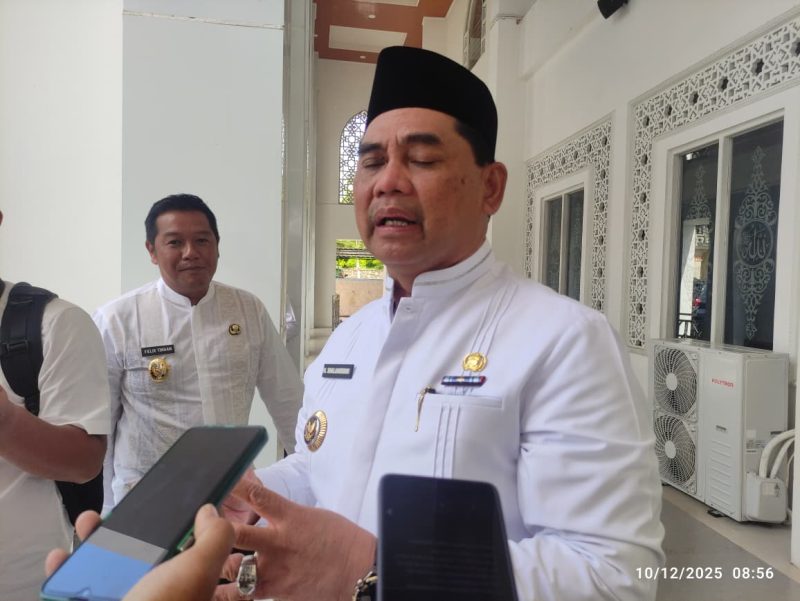 Bupati Barito Utara (Barut), Kalteng, H Shalahuddin kepada wartawan usai menghadiri pengukuhan pengurus Majelis Ulama Indonesia (MUI) Barut masa khidmat 2024-2025 di Ruang Masjid Shirathal Mustaqim, Muara Teweh, Rabu, 10 Desember 2025. Foto: Istimewa