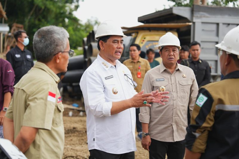 Bupati Barito Utara (Barut), Kalteng, H Shalahuddin dan Wakil Bupati Felix Sonadie Y Tingan didampingi Kepala Dinas PUPR Muhammad Iman Topik serta sejumlah konsultan teknis jembatan saat meninjau lokasi pembangunan Jembatan Tumpung Laung-Sikan, Kamis, 11 Desember 2025. Foto: Istimewa