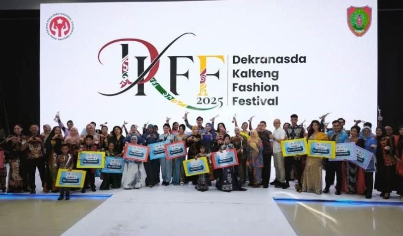 Ketua Dewan Kerajinan Nasional Daerah (Dekranasda) Barito Utara (Barut), Maya Savitri Shalahuddin, menghadiri kegiatan Dekranasda Kalteng Fashion Festival 2025 yang digelar di Gedung Pertemuan Umum (GPU) Tambun Bungai, Palangka Raya, Sabtu, 13 Desember 2025. Foto: Dok. Diskominfosandi Barut