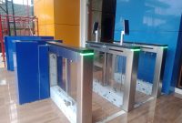 Swing Barrier Gate atau pintu otomatis keluar masuk pegawai di depan pintu masuk kantor Diskominfosandi. Foto: Istimewa
