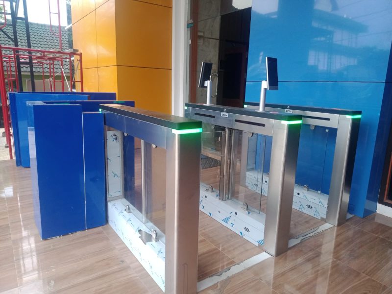 Swing Barrier Gate atau pintu otomatis keluar masuk pegawai di depan pintu masuk kantor Diskominfosandi. Foto: Istimewa