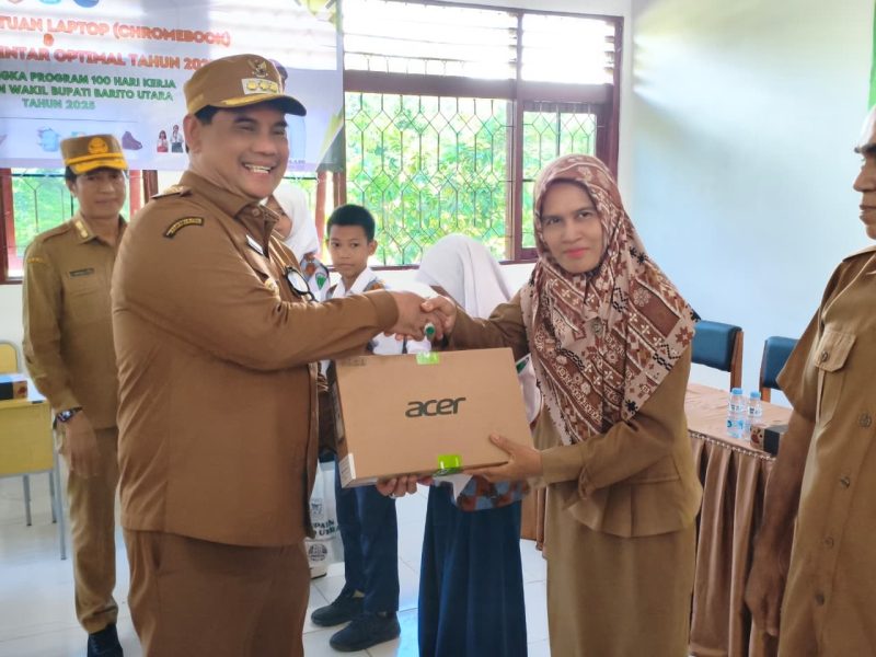 Bupati Barito Utara (Barut), H Shalahuddin memotivasi pelajar SMP yang ditemuinya saat mengunjungi sejumlah sekolah, yakni SMPN 1 Muara Teweh, SMPN 2 Muara Teweh dan SMPN 3 Muara Teweh, Senin, 15 Desember 2025. Foto: Istimewa