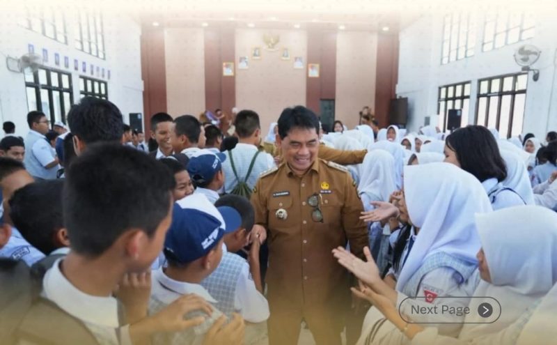 Di awal atau 100 hari pertama kepemimpinan Bupati Barito Utara (Barut), Kalteng, H Shalahuddin dan Wakil Bupati Felix Sonadie Y Tingan, sedikitnya ribuan siswa-siswi menerima manfaat dari program unggulan bidang pendidikan, yakni Sip Pintar Optimal. Foto: Dok. Diskominfosandi Barut