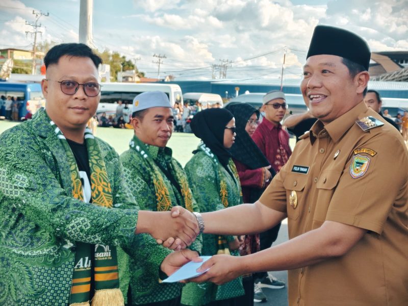 Wakil Bupati (Wabup) Barito Utara (Barut), Felix Sonadie Y Tingan melepas jemaah yang akan berangkat ibadah umrah ke tanah suci Makah. Foto: Istimewa