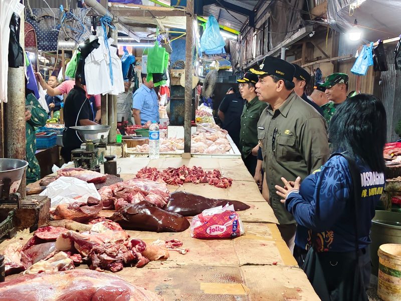 Bupati Barito Utara (Barut), Kalteng, H Shalahuddin bersama Wakil Bupati (Wabup) Felix Sonadie Y Tingan memantau langsung ketersediaan bahan pokok atau bapok dan stabilitas harga menjelang perayaan Natal 2025 dan jelang Tahun Baru 2026 atau Nataru. Foto: H Deni Hariadi/1tulah.com