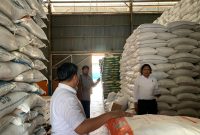 Unit Ekonomi Khusus Satreskrim Polres Barito Utara (Barut), Kalteng, melakukan kegiatan pemantauan ketersediaan beras di Gudang Bulog Muara Teweh, Rabu, 24 Desember 2025. Foto: Satreskrim Polres Barut