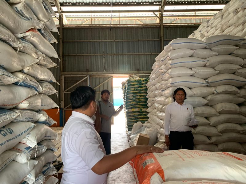 Unit Ekonomi Khusus Satreskrim Polres Barito Utara (Barut), Kalteng, melakukan kegiatan pemantauan ketersediaan beras di Gudang Bulog Muara Teweh, Rabu, 24 Desember 2025. Foto: Satreskrim Polres Barut