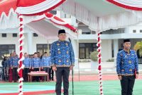 Wabup Mura Rahmanto Muhidin memimpin upacara peringatan yang digelar Senin (1/12/2025) pagi di halaman Kantor Bupati. (Foto : 1tulah.com)