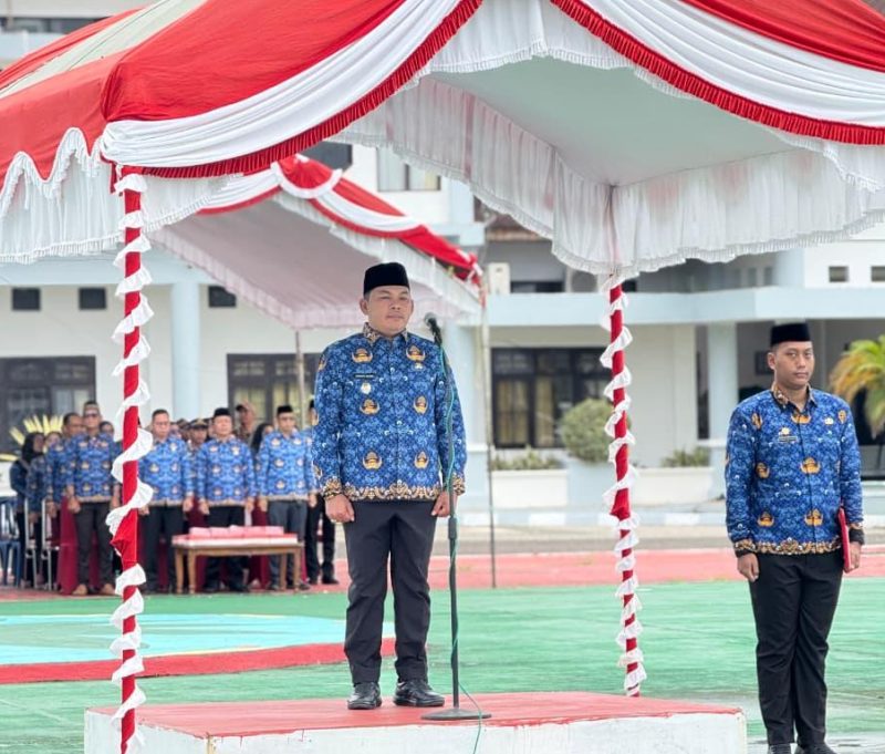 Wabup Mura Rahmanto Muhidin memimpin upacara peringatan yang digelar Senin (1/12/2025) pagi di halaman Kantor Bupati. (Foto : 1tulah.com)