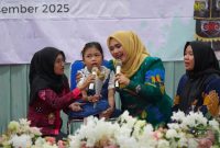Wakil Ketua I DPRD Kabupaten Mura, Dina Maulidah  pada peringatan HAN dan Gebyar Pendidikan Anak Usia Dini (PAUD) Kabupaten Murung Raya di GPU Tira Tangka Balang, Puruk Cahu, Jumat (12/12/2025).